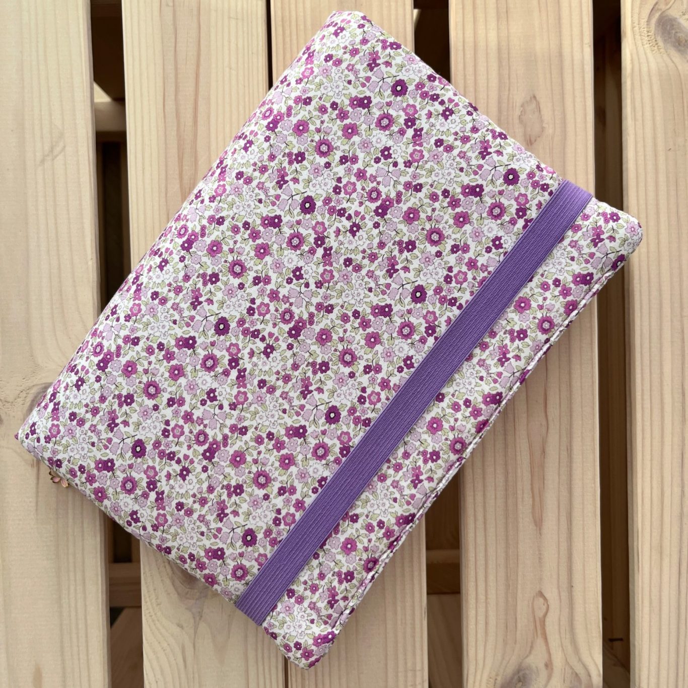 Dos fundas decoradas con corazones y un marcador de madera donde poner tus post-hits..